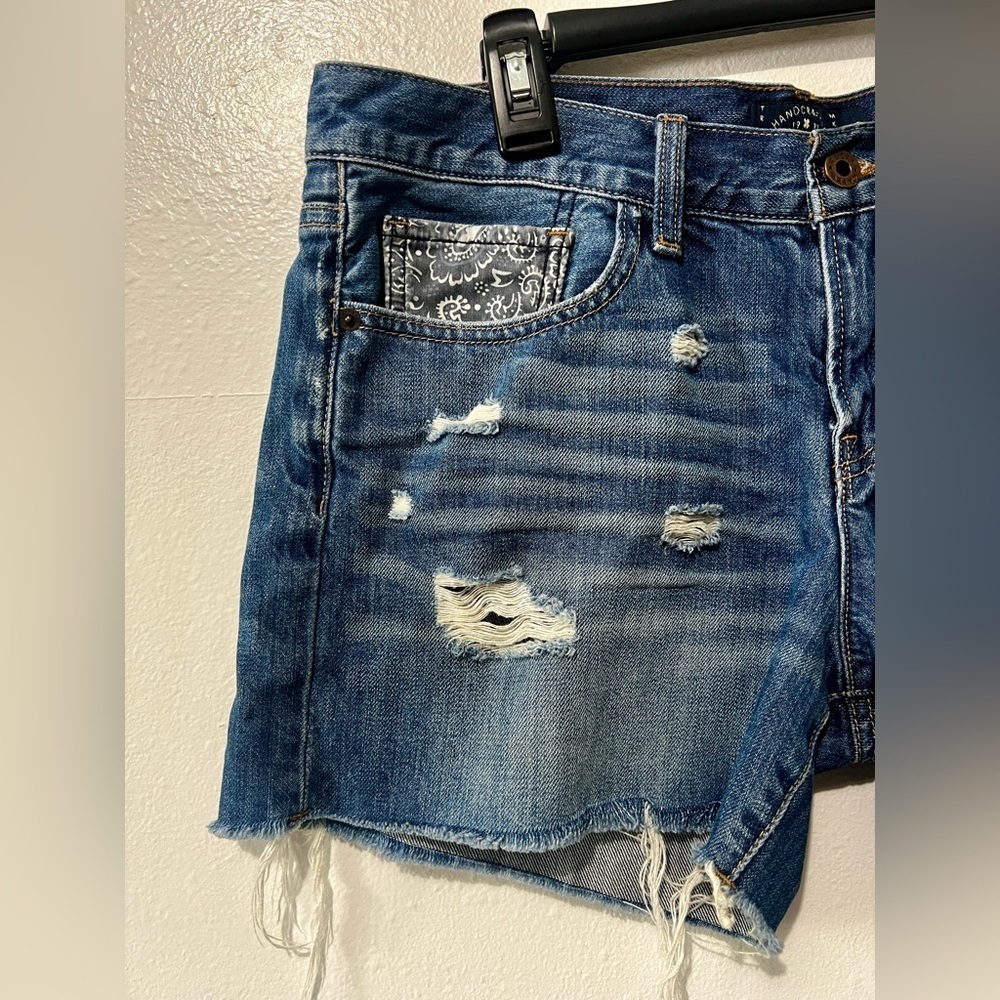 Lucky Brand 'The Cut Off' Paisley Patch Denim Short - Size 8/29 (fits like 34") - Picture 4 of 12